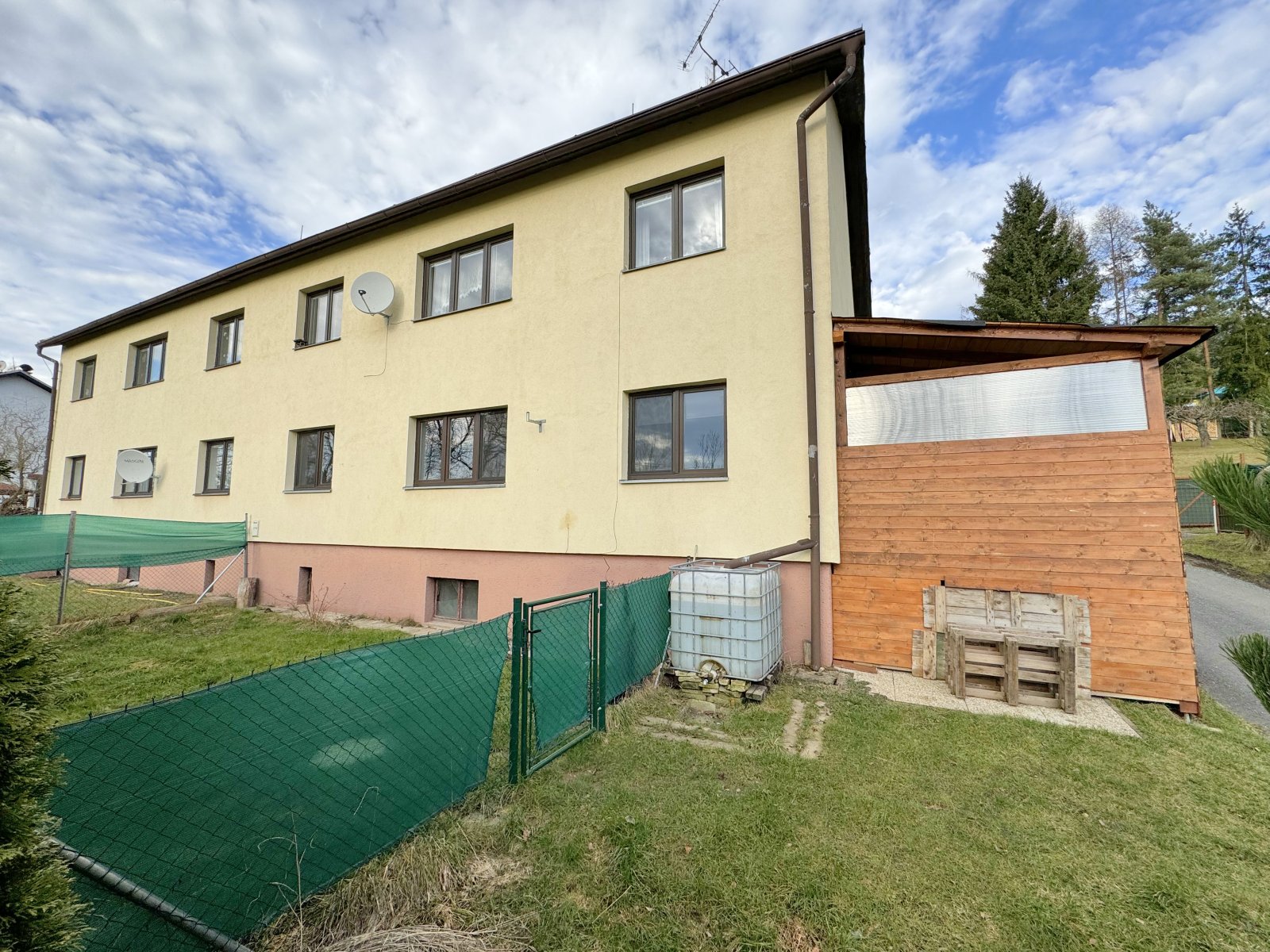 Rezervace: Zděný byt 3+1, OV, zahrada a zastřešená terasa, Malé Svatoňovice, okres Trutnov