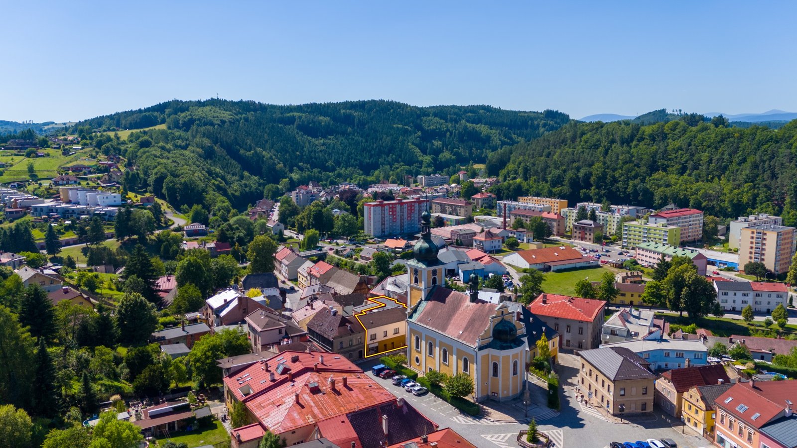 Rodinný dům, dvě bytové jednotky, obchod, zahrada - Úpice - Trutnov