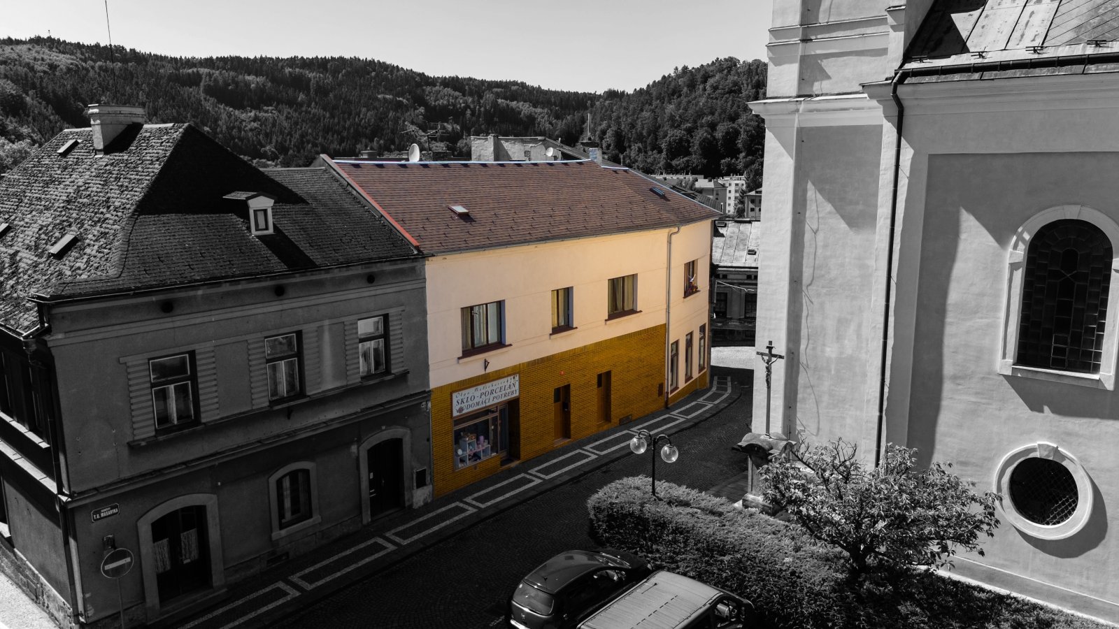 Rodinný dům, dvě bytové jednotky, obchod, zahrada - Úpice - Trutnov