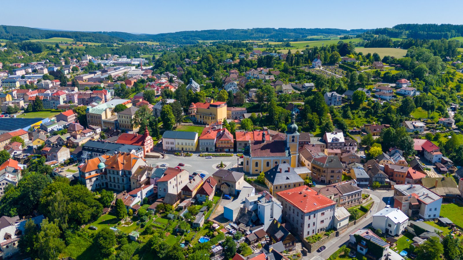 Rodinný dům, dvě bytové jednotky, obchod, zahrada - Úpice - Trutnov