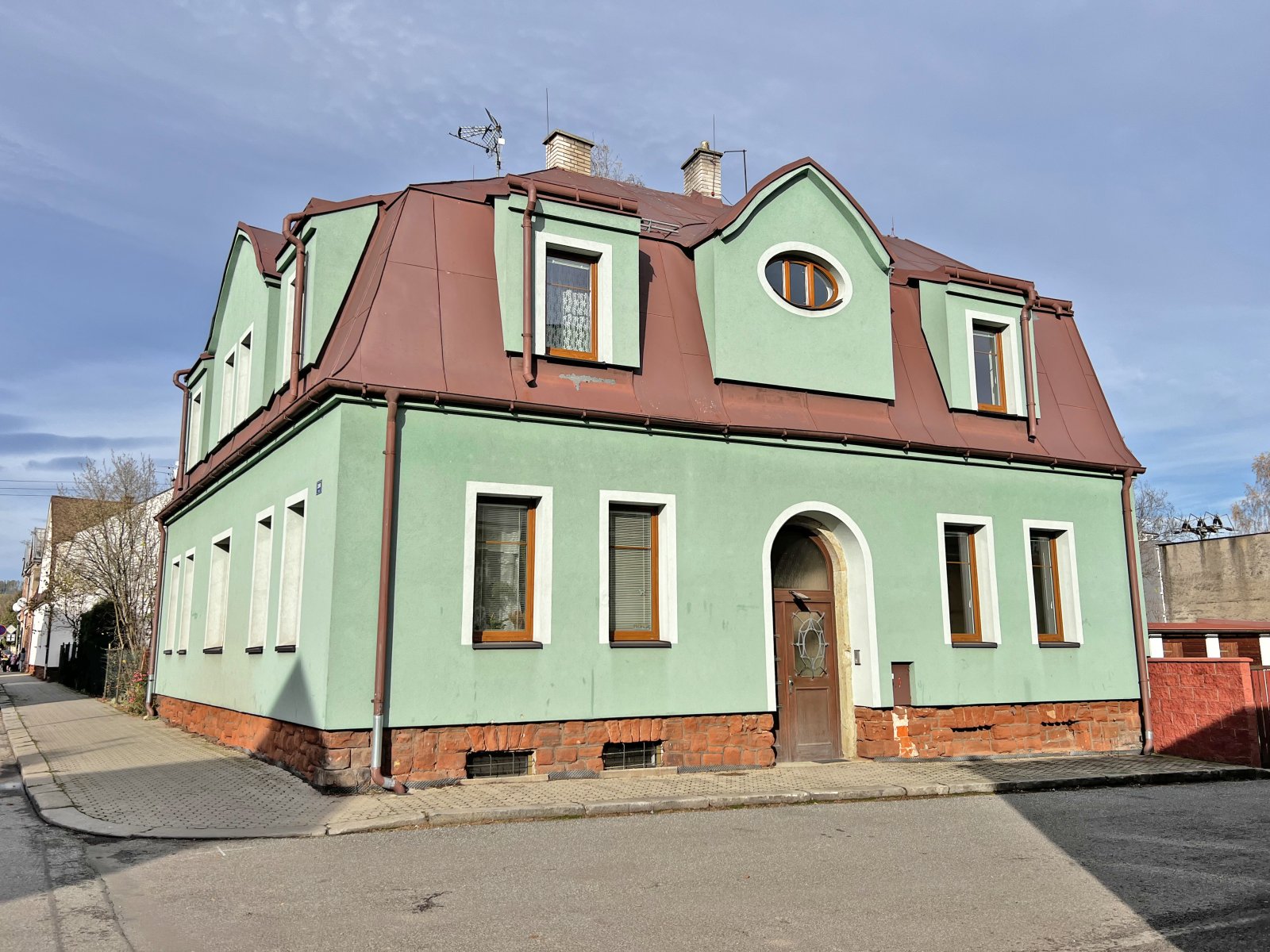 Rezervováno: Bytový dům - 4 byty, po částečné rekonstrukci, zahrada, Trutnov - Krkonoše