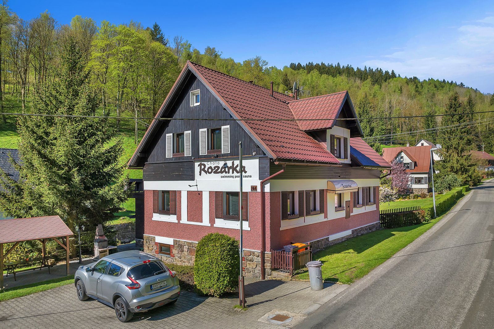 Penzion Rozárka s parkovištěm a rodinným domem s garáží, Dolní Dvůr, Krkonoše, okres Trutnov