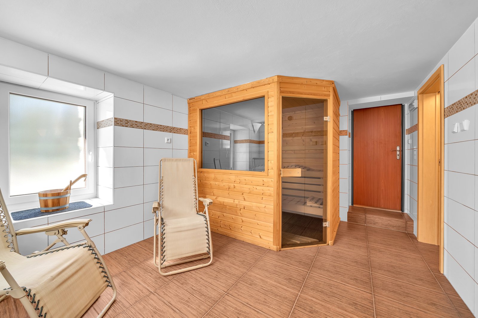 Penzion Rozárka s parkovištěm a rodinným domem s garáží, Dolní Dvůr, Krkonoše, okres Trutnov