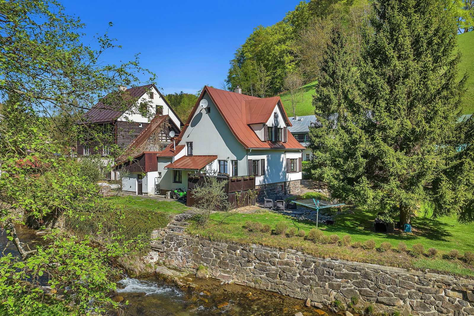 Penzion Rozárka s parkovištěm a rodinným domem s garáží, Dolní Dvůr, Krkonoše, okres Trutnov