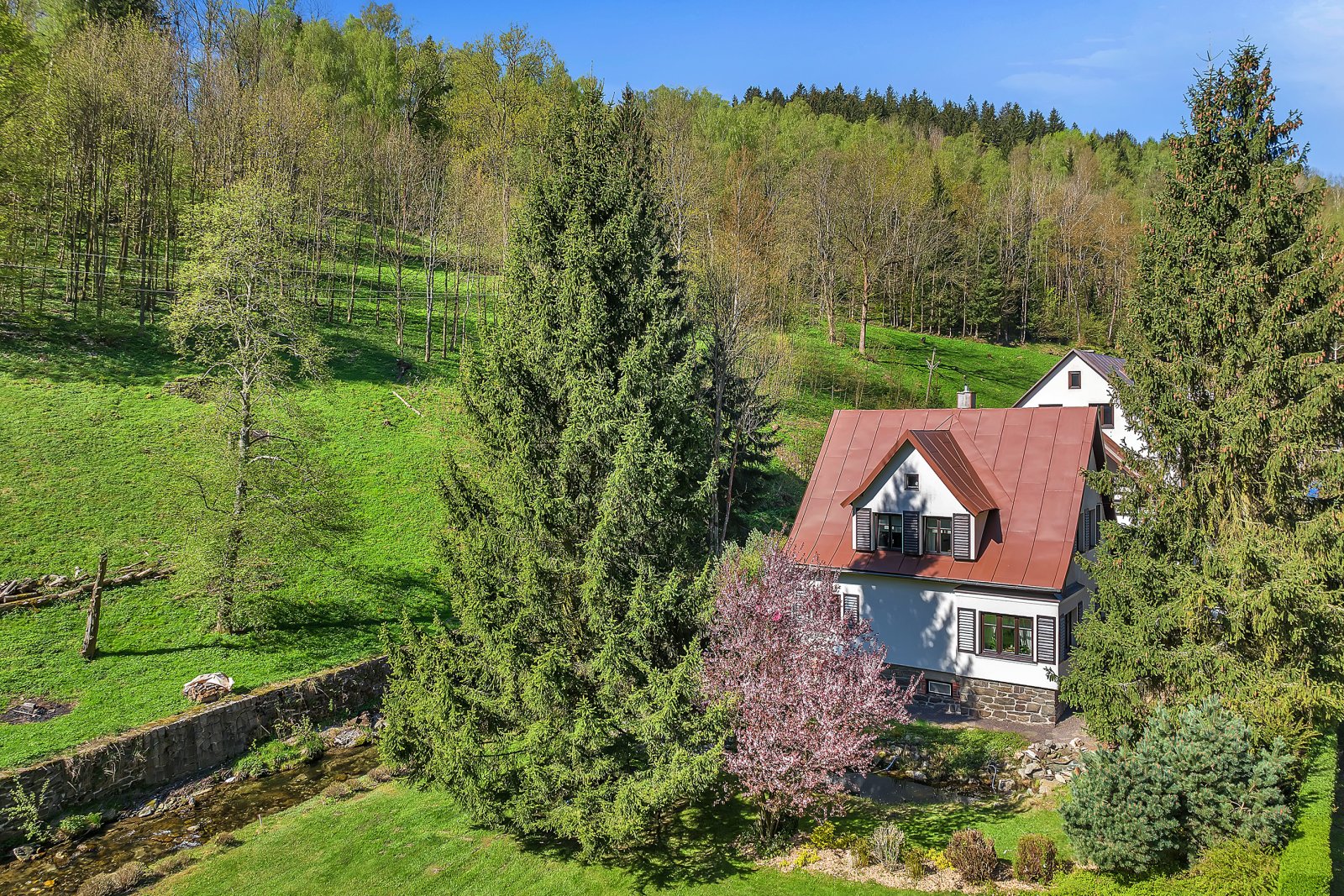 Penzion Rozárka s parkovištěm a rodinným domem s garáží, Dolní Dvůr, Krkonoše, okres Trutnov