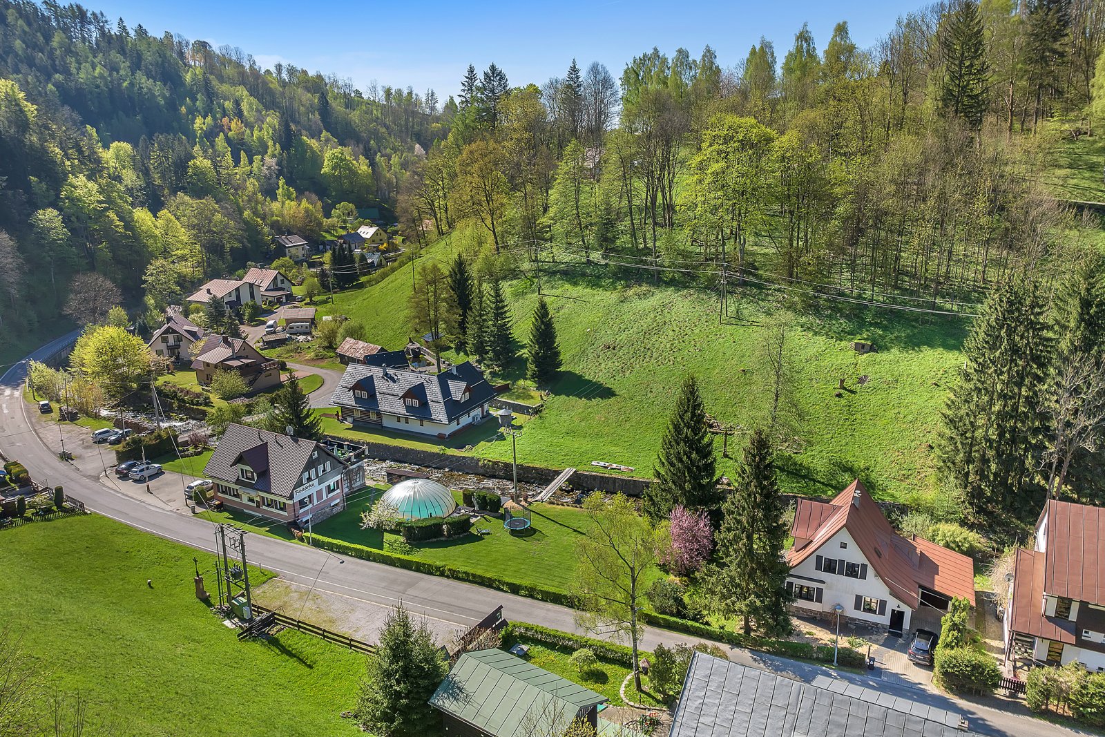 Penzion Rozárka s parkovištěm a rodinným domem s garáží, Dolní Dvůr, Krkonoše, okres Trutnov
